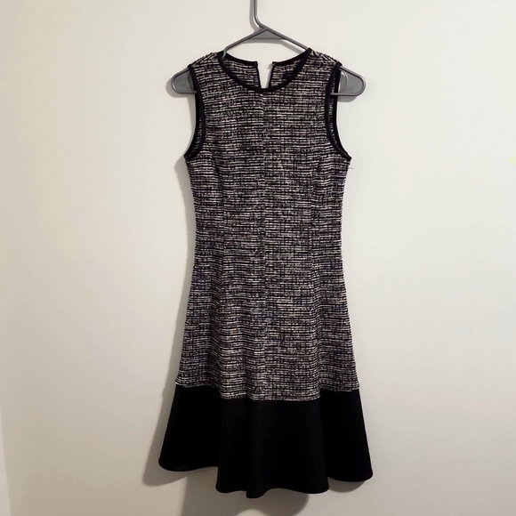 Tommy Hillfigger dress: Simple, elegant, black and white, below the knee length - Picture 5 of 7